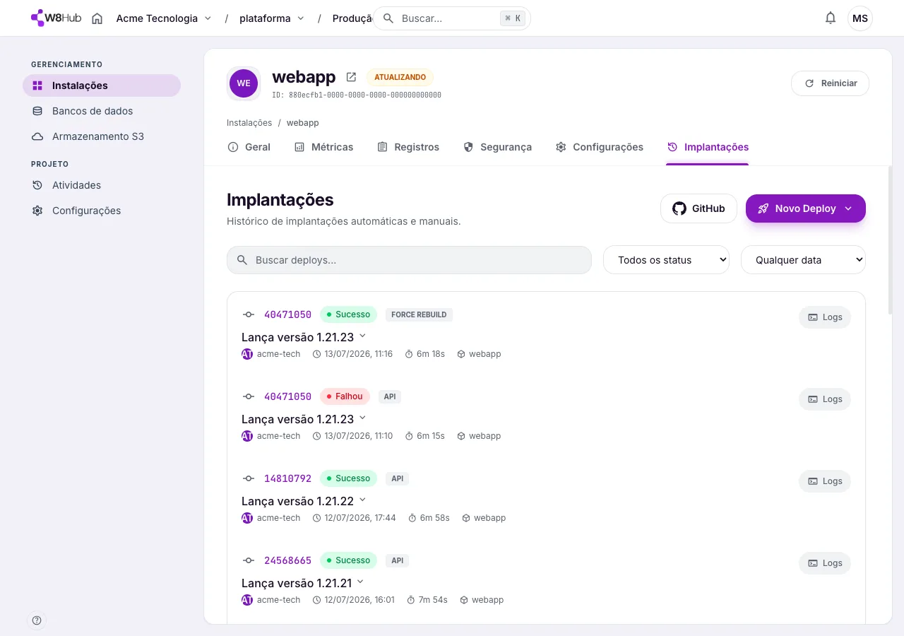 Histórico de implantações de uma instalação na W8 Hub, com commit, status (sucesso/falhou), autor, duração e acesso aos logs.